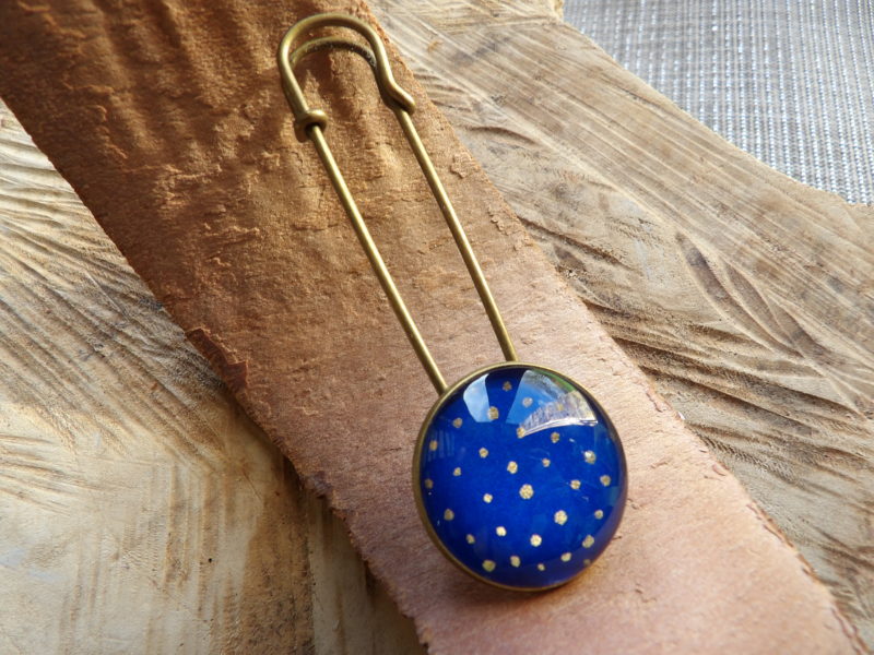 broche bronze bleu