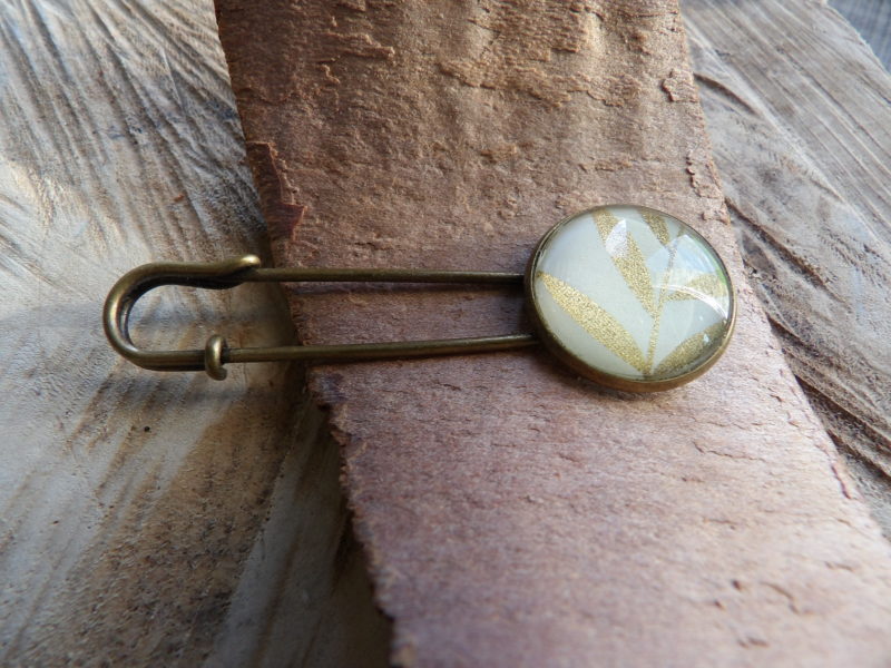 Broche bronze 20mm - blanc, feuilles dorées
