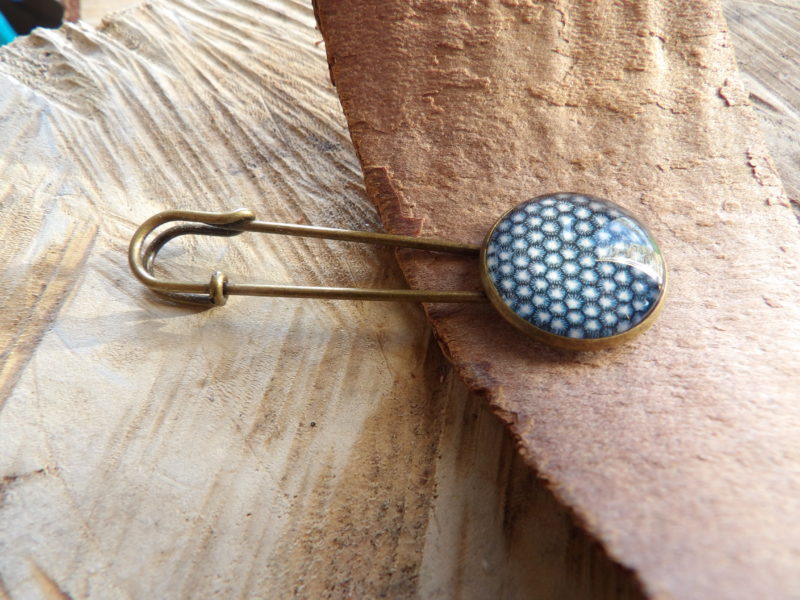 Broche bronze 20mm - bleu graphique blanc