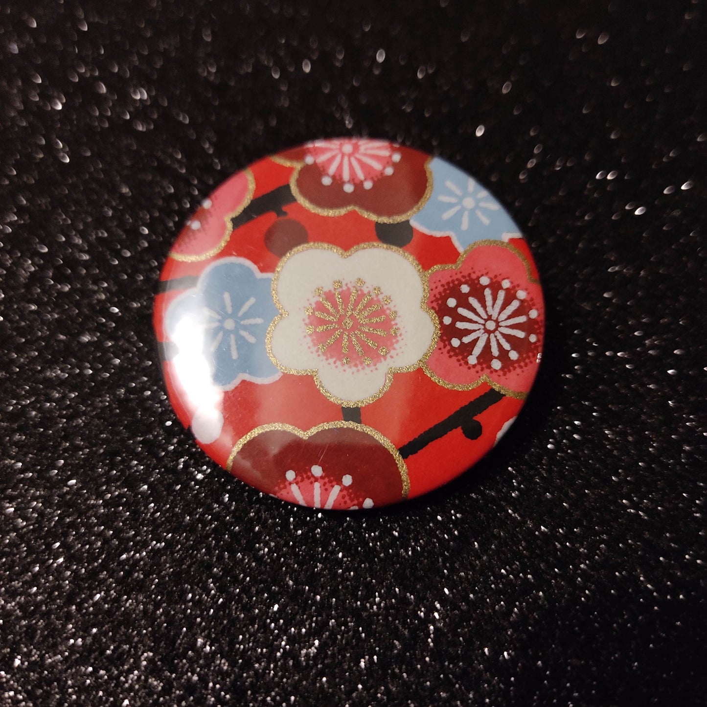 Badge 44 mm - papier japonais, floral fond rouge