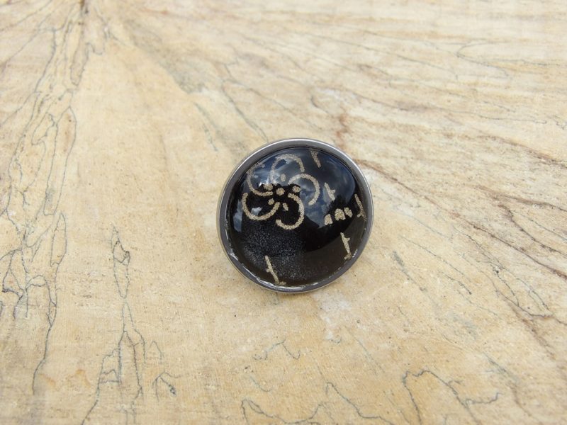 Bague-ajustable-ronde-cabochon-25mm-Métal-argenté-papier-japonais-fond-noir-fleur-dorée
