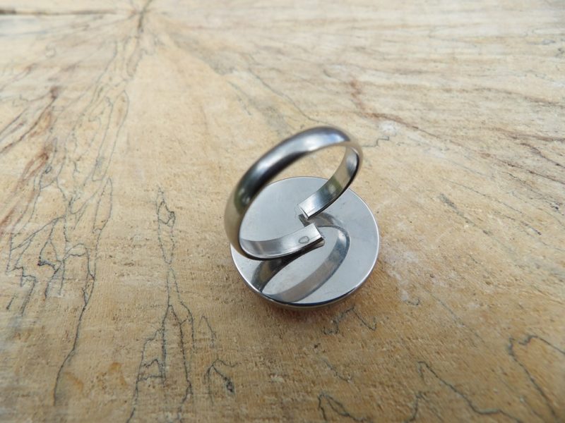 Bague-ajustable-ronde-cabochon-20mm-Métal-argenté-papier-japonais-fond-rouge-pois-doré