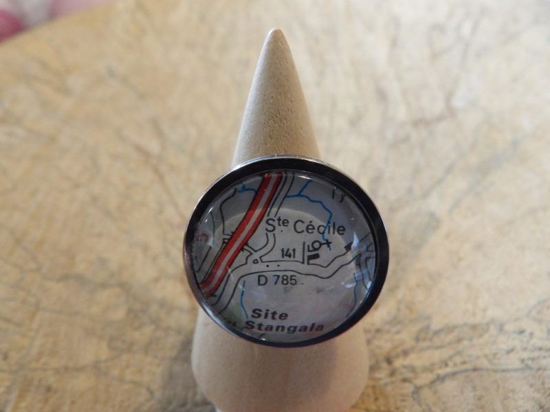 Bague-ajustable-ronde-cabochon-20mm-Métal-argenté-Carte-routière-ste-cécile