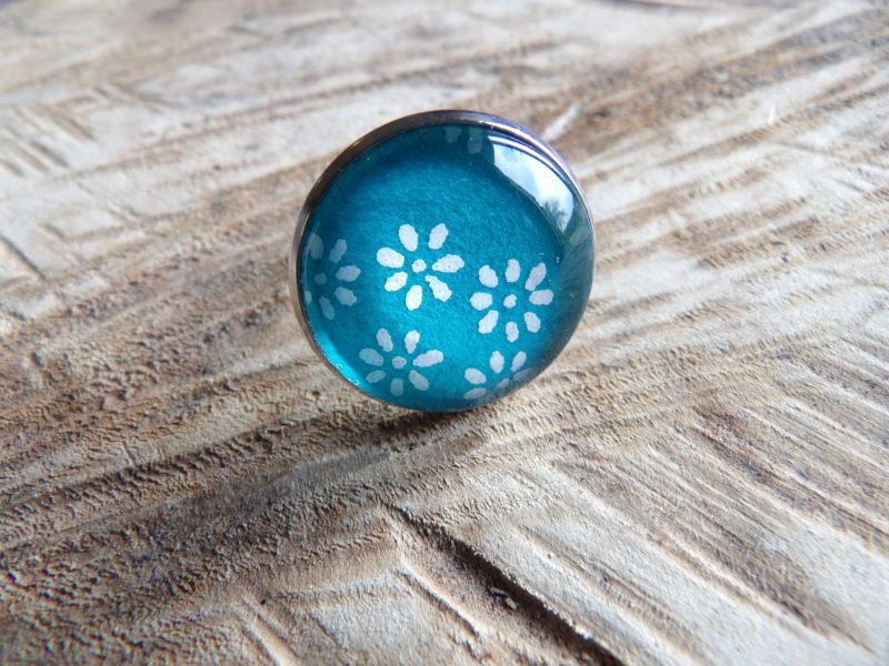 Bague cabochon rond de 20mm - Fleurs blanches fond turquoise