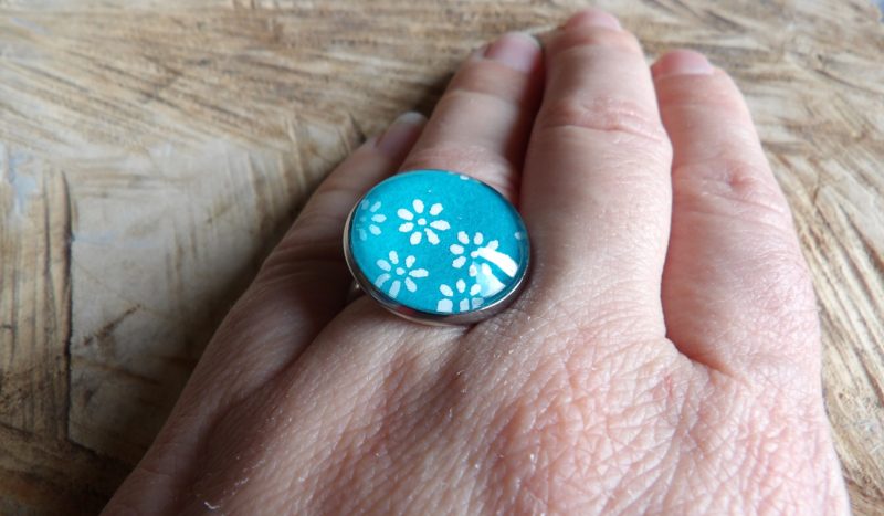 Bague cabochon rond de 20mm - Fleurs blanches fond turquoise