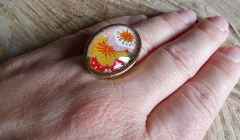 Bague cabochon ovale de 18x25mm - papier japonais fleurs roses, jaunes et rouge - acier inoxydable doré