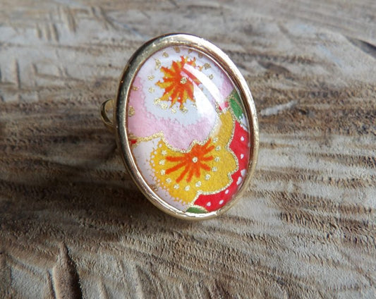 Bague cabochon ovale de 18x25mm - papier japonais fleurs roses, jaunes et rouge - acier inoxydable doré