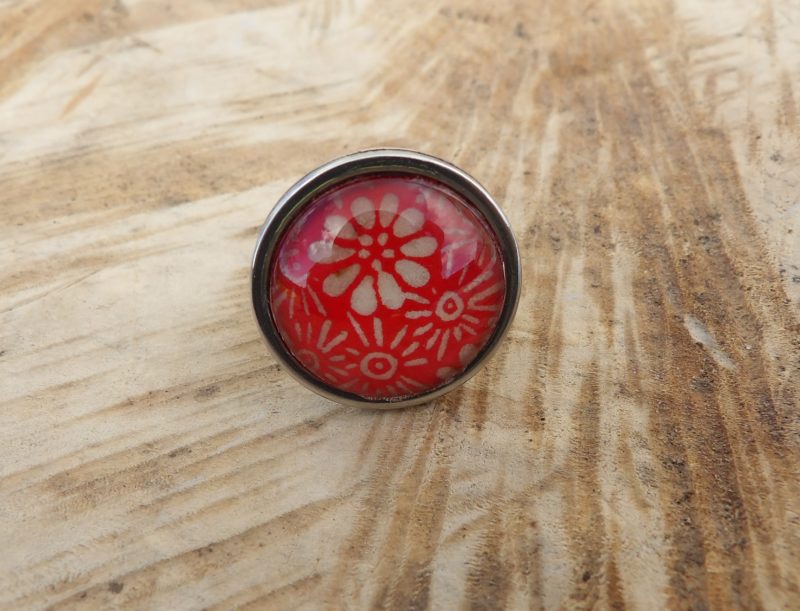 Bague ajustable ronde cabochon 20mm - Métal argenté - papier japonais floral blanc fond rouge