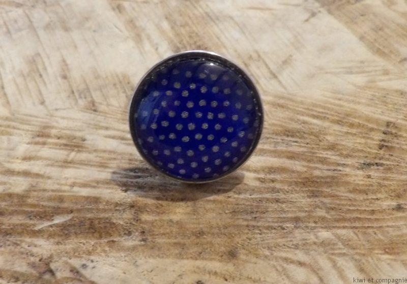 Bague ajustable ronde cabochon 25mm - Métal argenté - Papier japonais bleu pois argentés