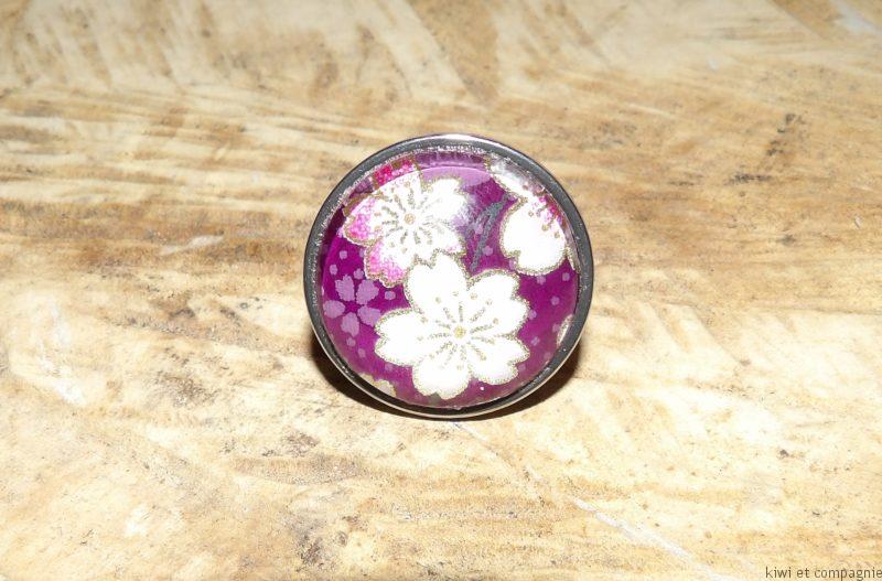 Bague ajustable ronde cabochon 25mm - Métal argenté - Papier japonais floral blanc,rosé et doré fond violet