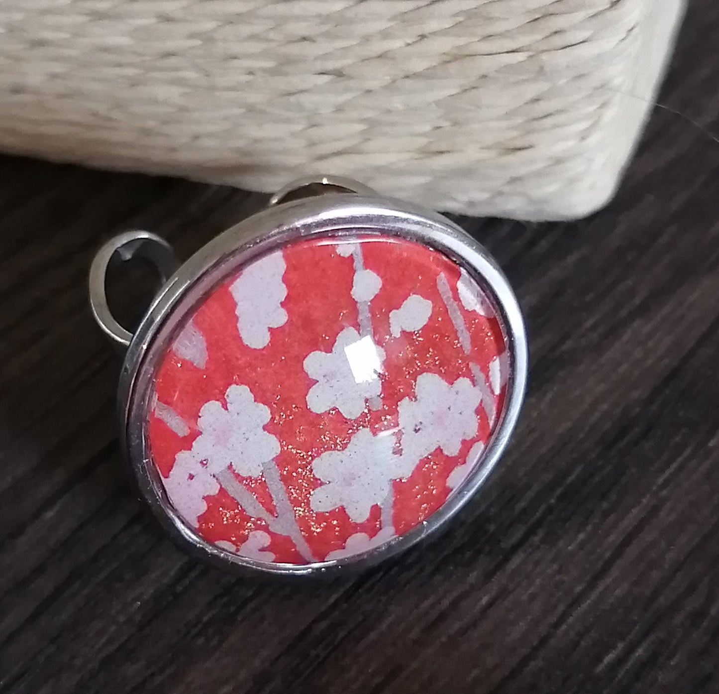 Bague ajustable ronde cabochon 20mm - Acier inoxydable - papier japonais fleurs de cerisier blanches, fond rose