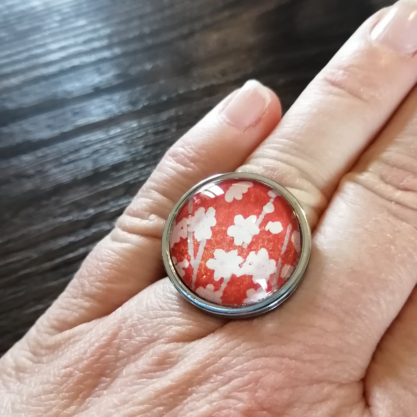 Bague ajustable ronde cabochon 20mm - Acier inoxydable - papier japonais fleurs de cerisier blanches, fond rose