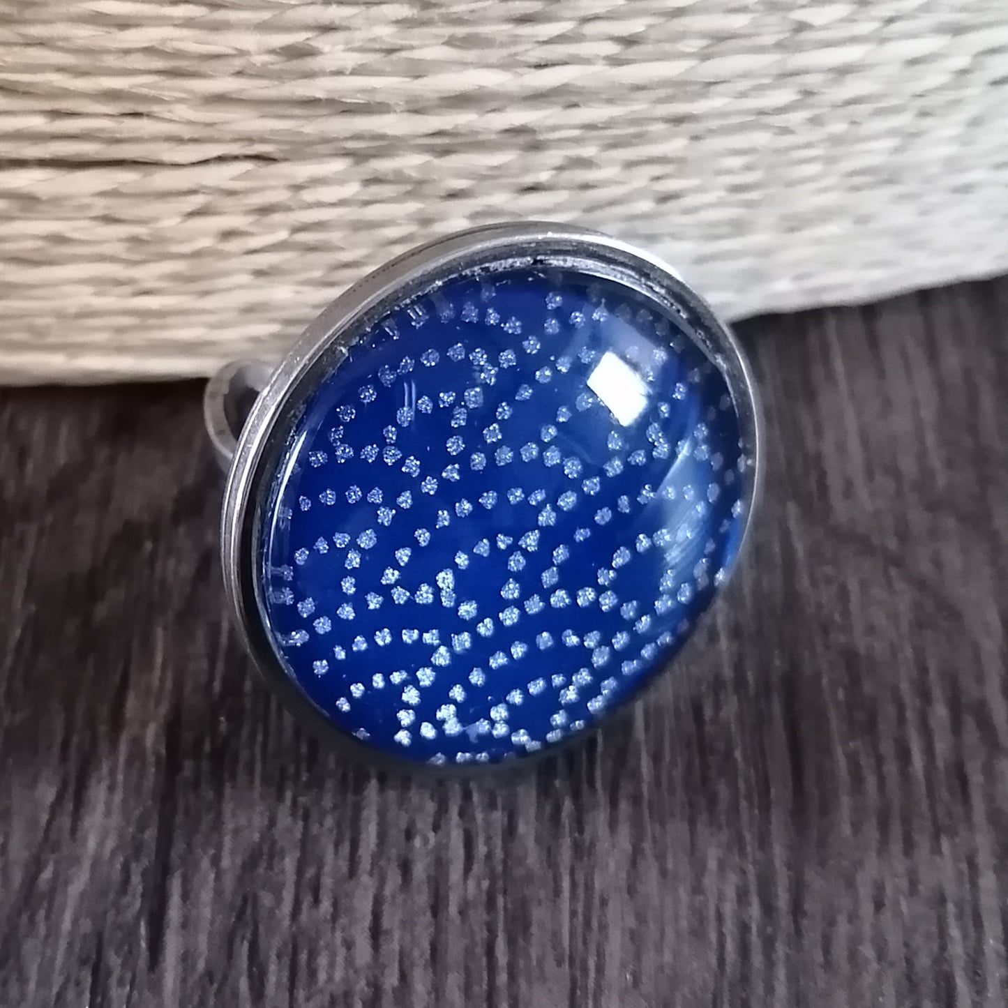 Bague ajustable ronde cabochon 25mm - Acier inoxydable - pois argentés, fond bleu royal
