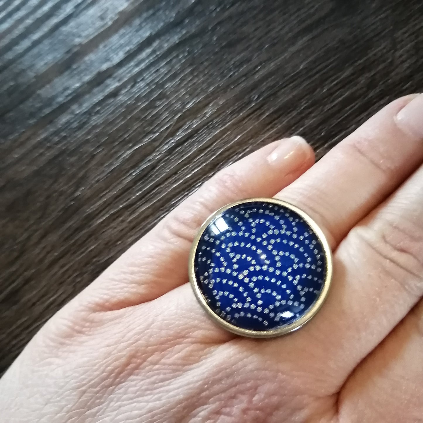 Bague ajustable ronde cabochon 25mm - Acier inoxydable - pois argentés, fond bleu royal