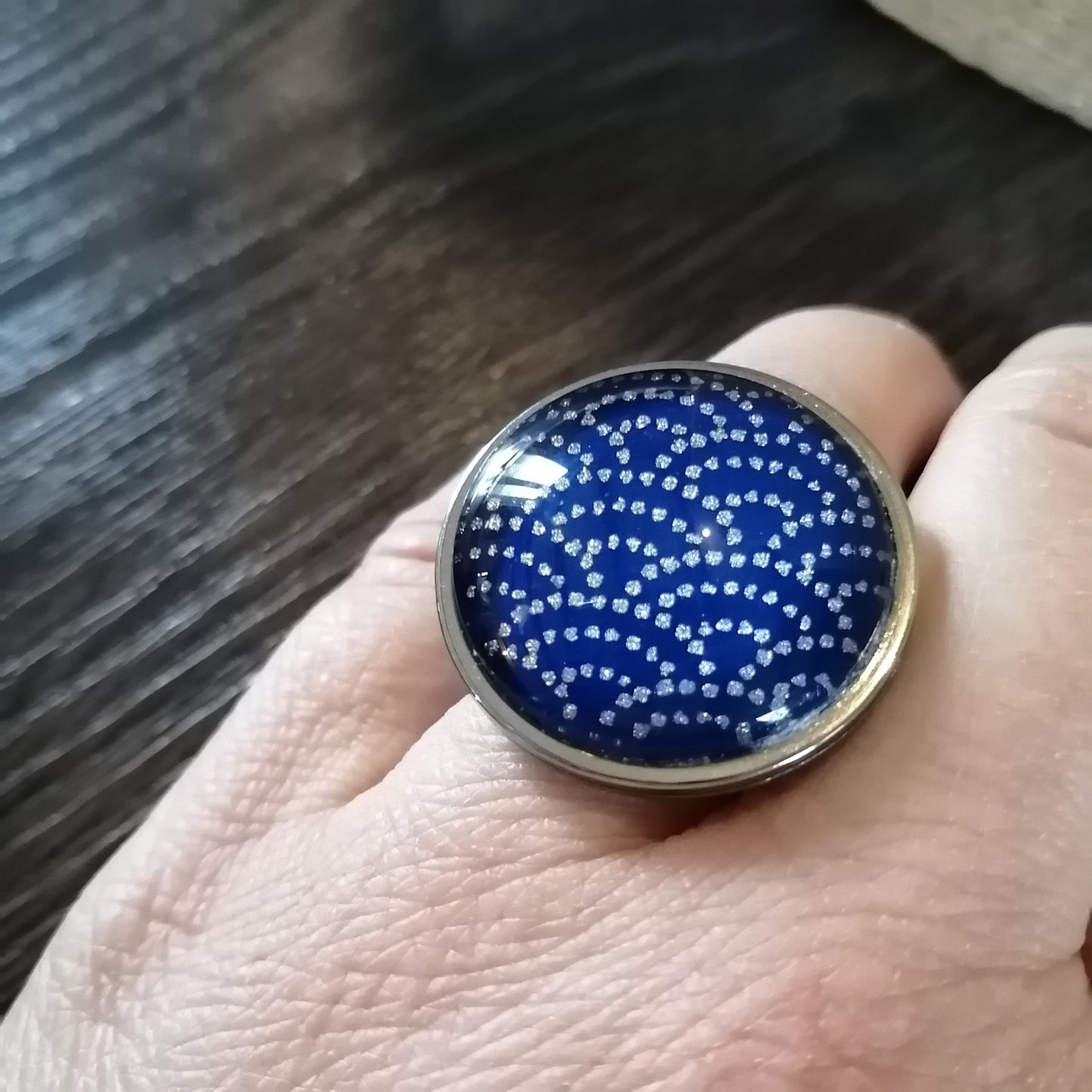 Bague ajustable ronde cabochon 25mm - Acier inoxydable - pois argentés, fond bleu royal