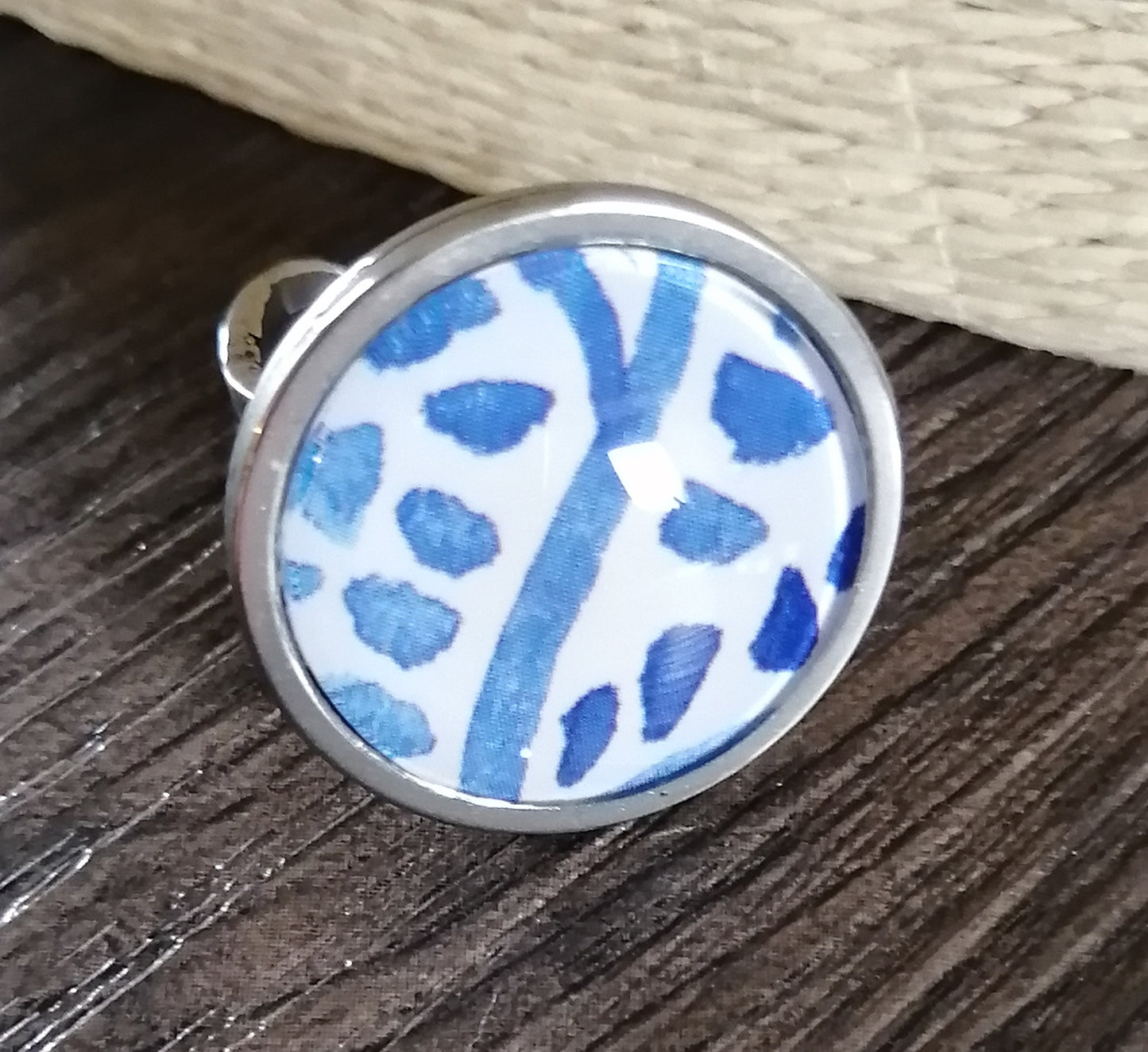 Bague ajustable ronde cabochon 20mm - Acier inoxydable - feuilles bleues, fond blanc
