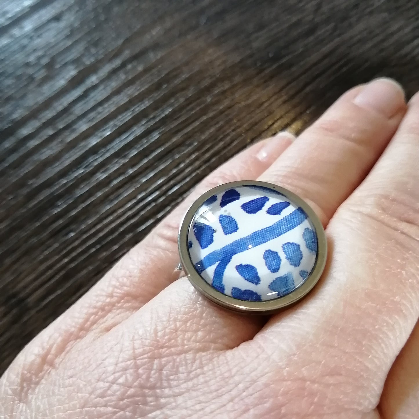 Bague ajustable ronde cabochon 20mm - Acier inoxydable - feuilles bleues, fond blanc