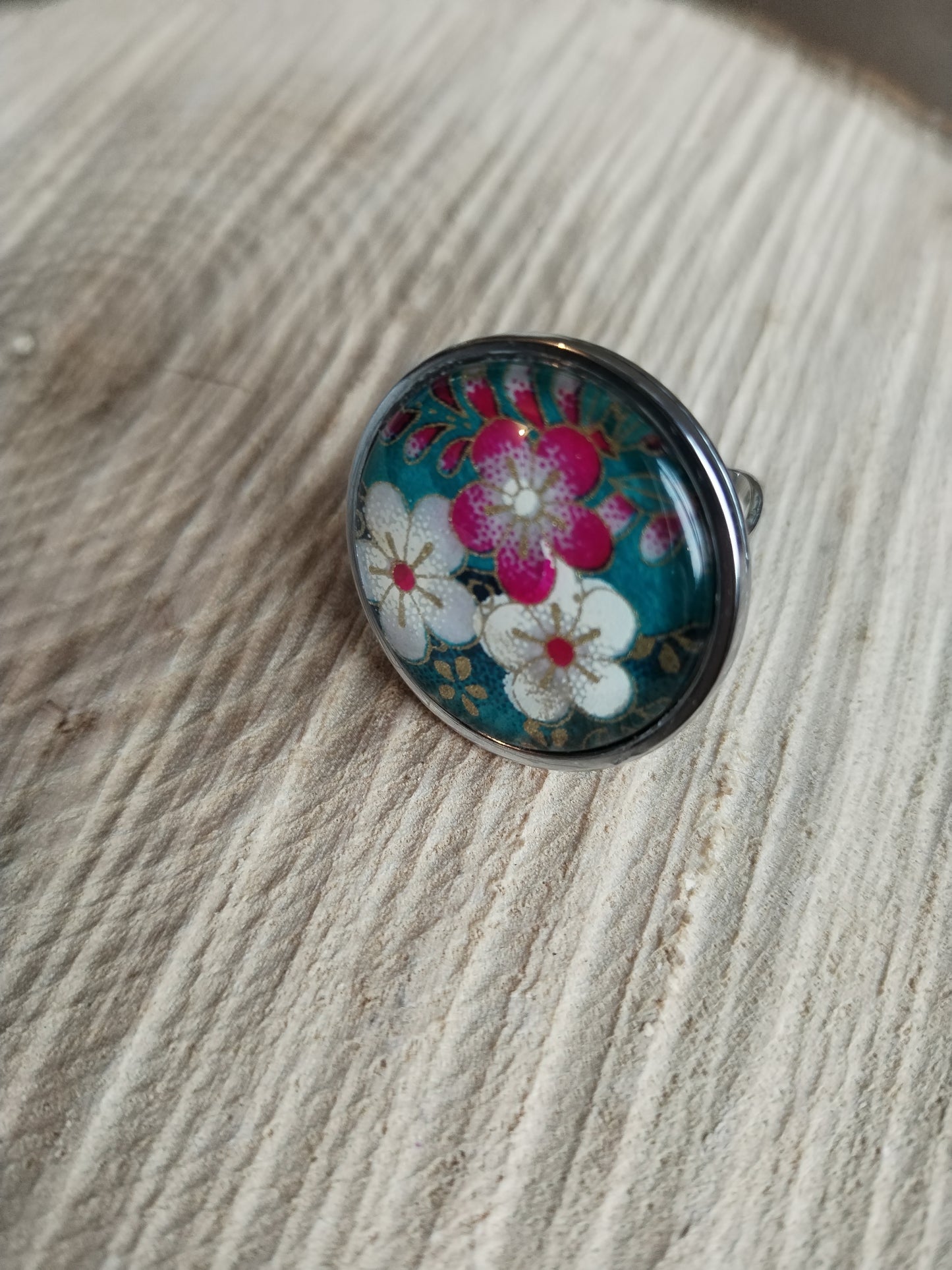 Bague ajustable ronde cabochon 25mm - Acier inoxydable - papier japonais fleurs violettes, blanches et dorées, fond vert