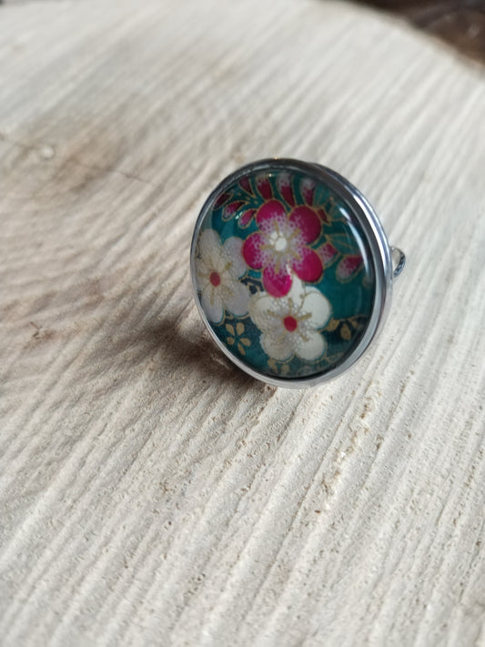 Bague ajustable ronde cabochon 25mm - Acier inoxydable - papier japonais fleurs violettes, blanches et dorées, fond vert
