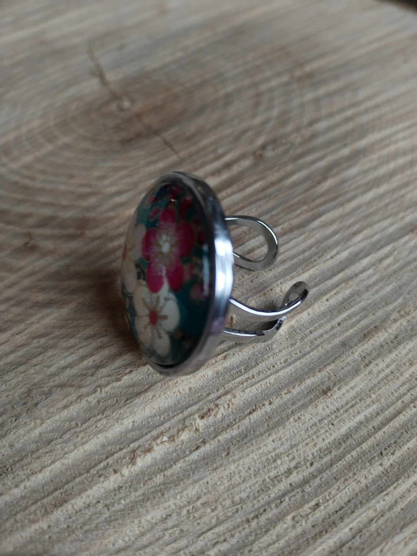 Bague ajustable ronde cabochon 25mm - Acier inoxydable - papier japonais fleurs violettes, blanches et dorées, fond vert