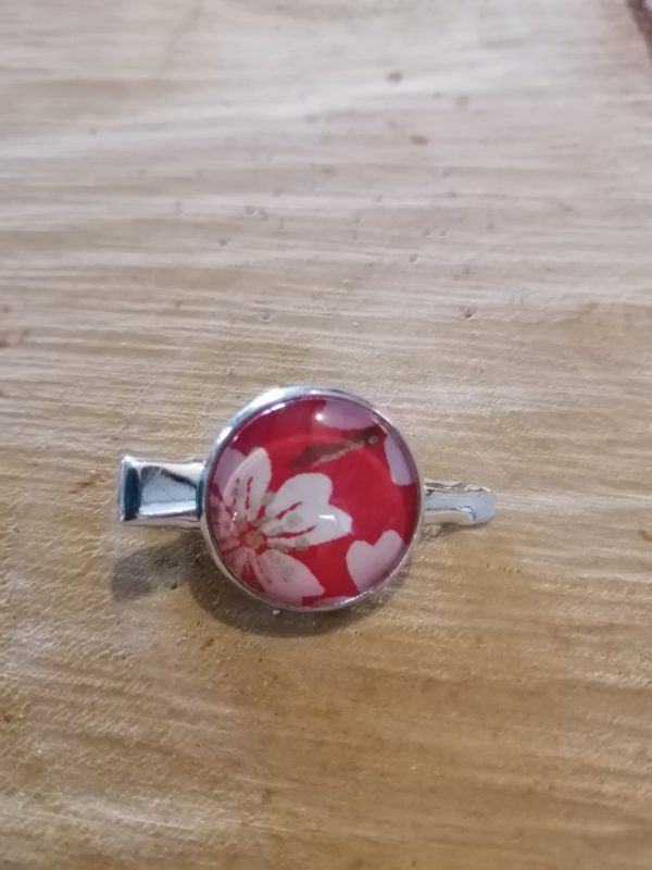 Barrette - fleur blanche fond rouge