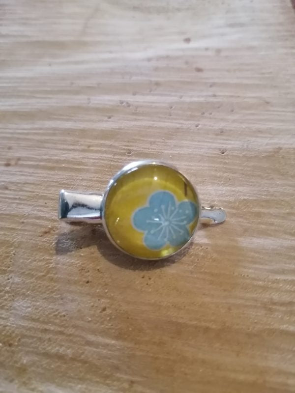 Barrette - fleur bleue fond moutarde