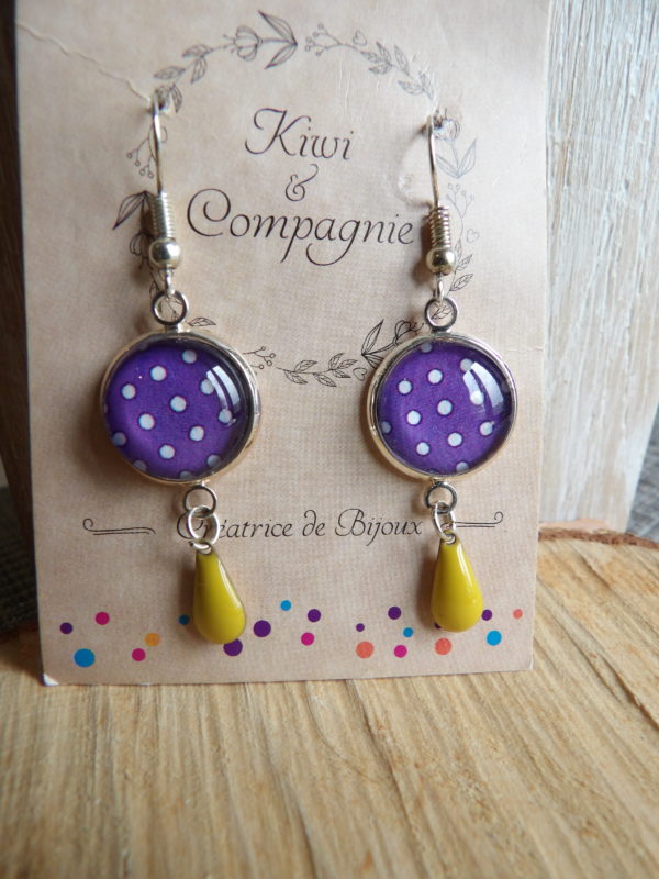 Boucles d'oreilles cabochons 14mm - Métal argenté - pois violet et sequin jaune