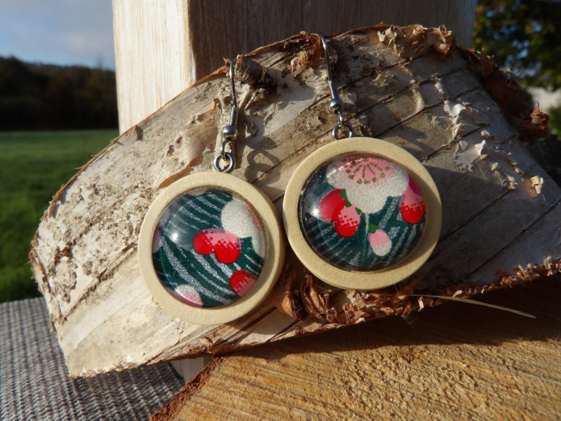 Boucles d'oreilles pendantes bois 25mm - collection flora : gris, rouge, blanc