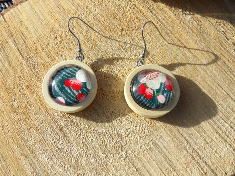 Boucles d'oreilles pendantes bois 25mm - collection flora : gris, rouge, blanc