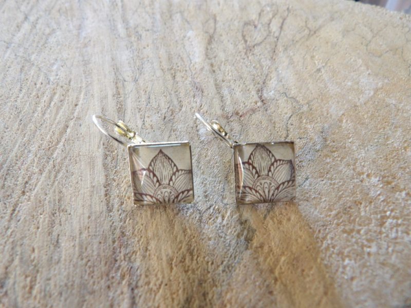 Boucles-doreilles-dormeuses-losange-12mm-x-12mm-Métal-argenté-rosace-henné-marron-et-beige