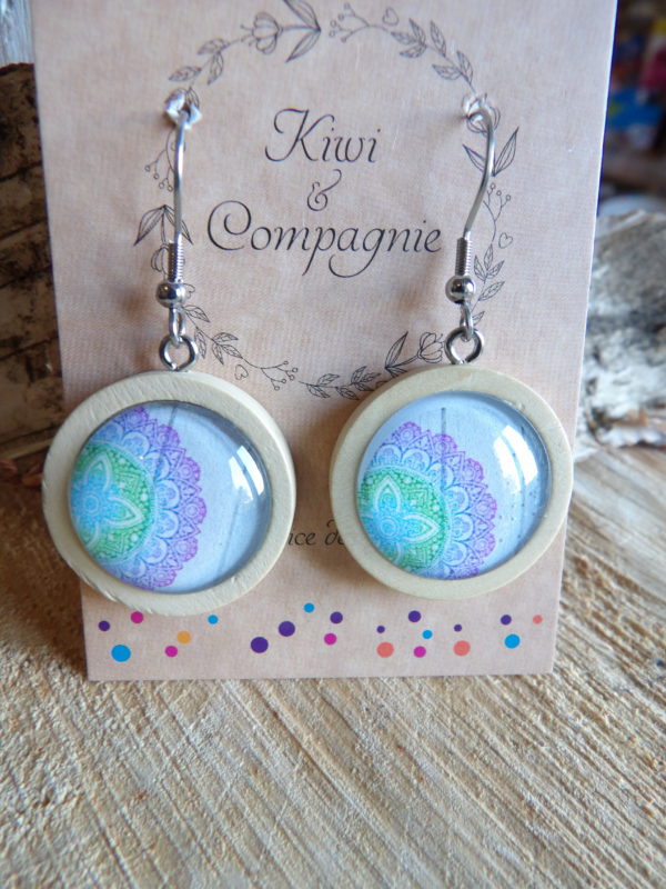 Boucles d'oreilles pendantes bois 25mm - Mandala violet et vert fond bois blanc