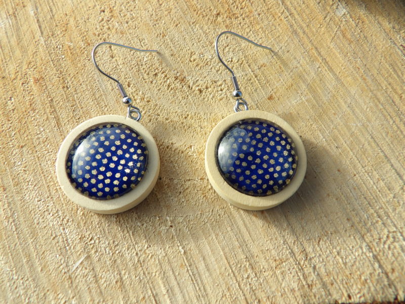 Boucles d'oreilles pendantes bois 25mm - Pois dorés fond bleu nuit