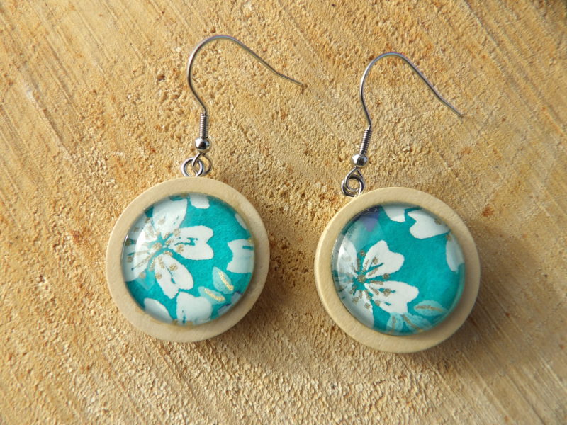 Boucles d'oreilles pendantes bois 25mm - papier japonais floral blanc et doré fond turquoise
