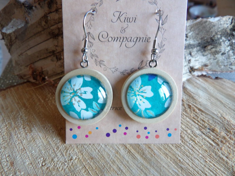 Boucles d'oreilles pendantes bois 25mm - papier japonais floral blanc et doré fond turquoise