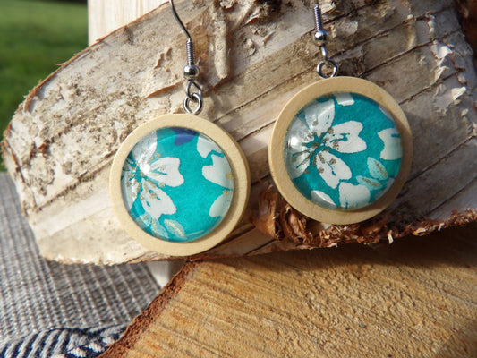 Boucles d'oreilles pendantes bois 25mm - papier japonais floral blanc et doré fond turquoise