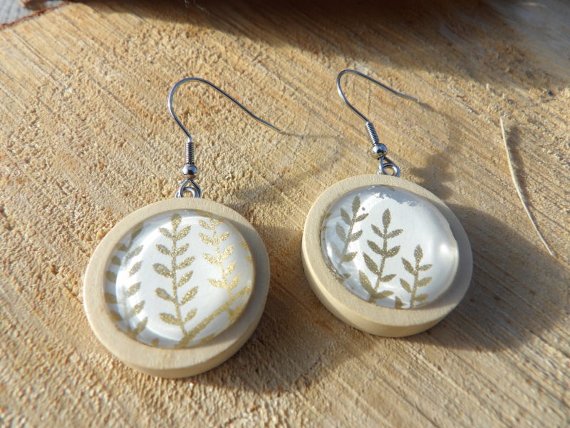 Boucles d'oreilles pendantes bois 25mm - Feuilles dorées fond blanc