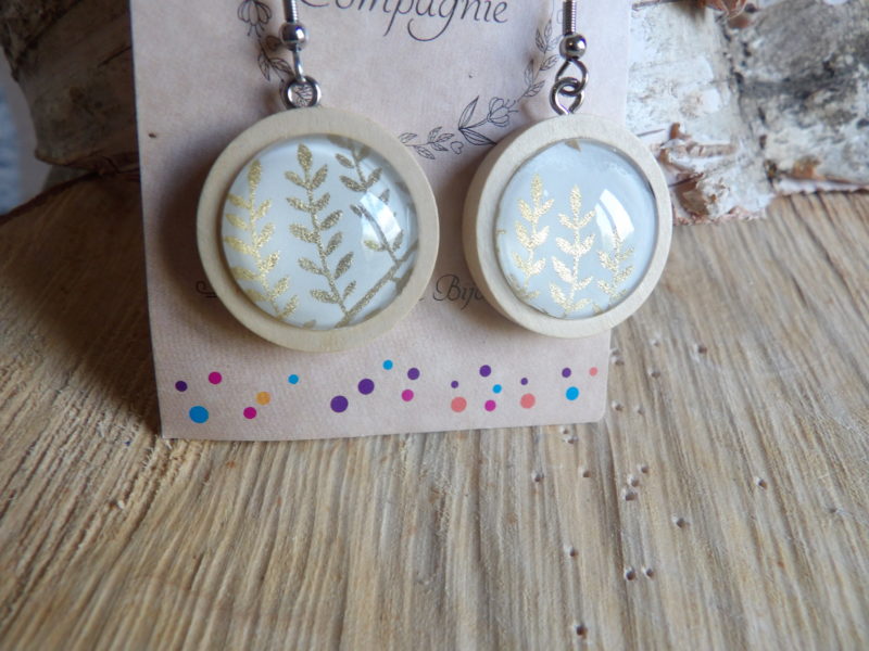 Boucles d'oreilles pendantes bois 25mm - Feuilles dorées fond blanc
