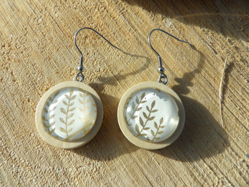 Boucles d'oreilles pendantes bois 25mm - Feuilles dorées fond blanc