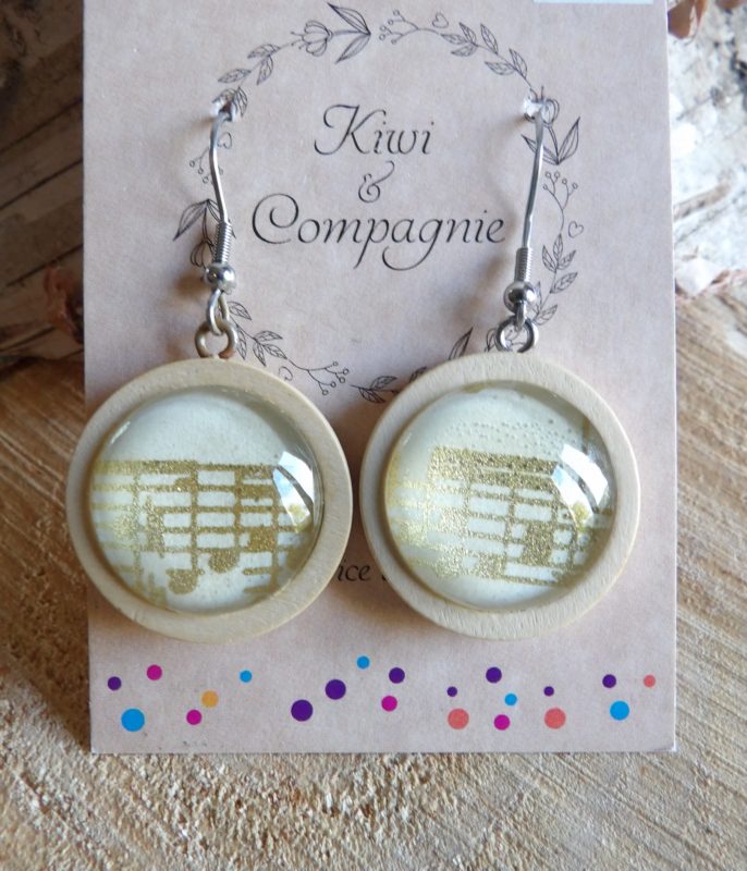 Boucles d'oreilles pendantes bois 25mm - Partition dorée fond crème