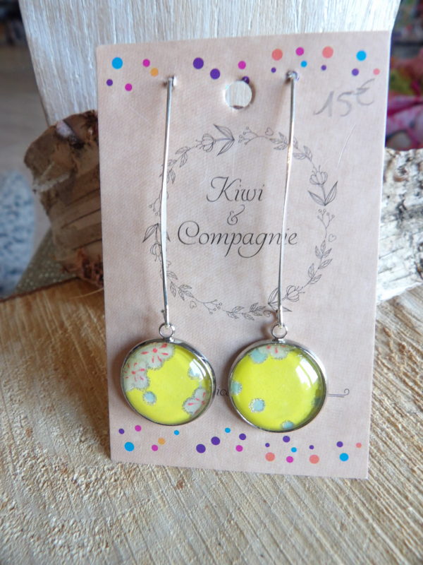Boucles d'oreilles pendantes cabochons 18mm attaches en V - Métal argenté - papier japonais floral jaune