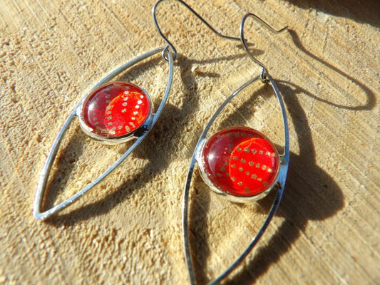 Boucles d'oreilles oeil cabochon 12mm - Métal argenté - Pois doré fond rouge
