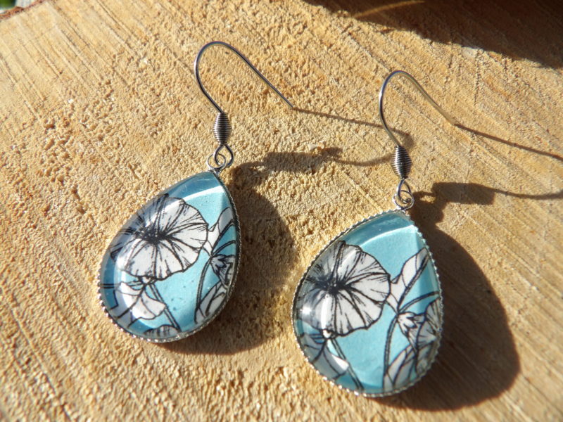 Boucles d'oreilles pendantes goutte 18x25mm - Métal argenté - Floral blanc fond bleu