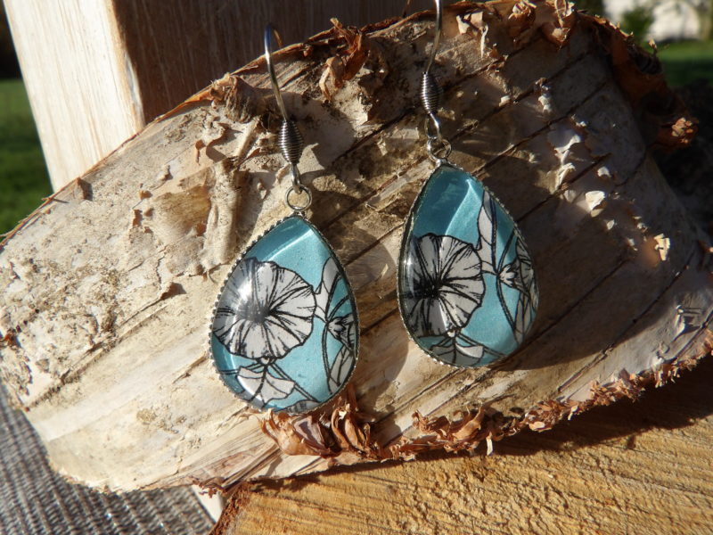 Boucles d'oreilles pendantes goutte 18x25mm - Métal argenté - Floral blanc fond bleu