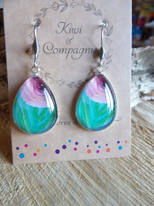Boucles d'oreilles pendantes goutte 18x25mm - Métal argenté - Fleur rose fond bleu et vert
