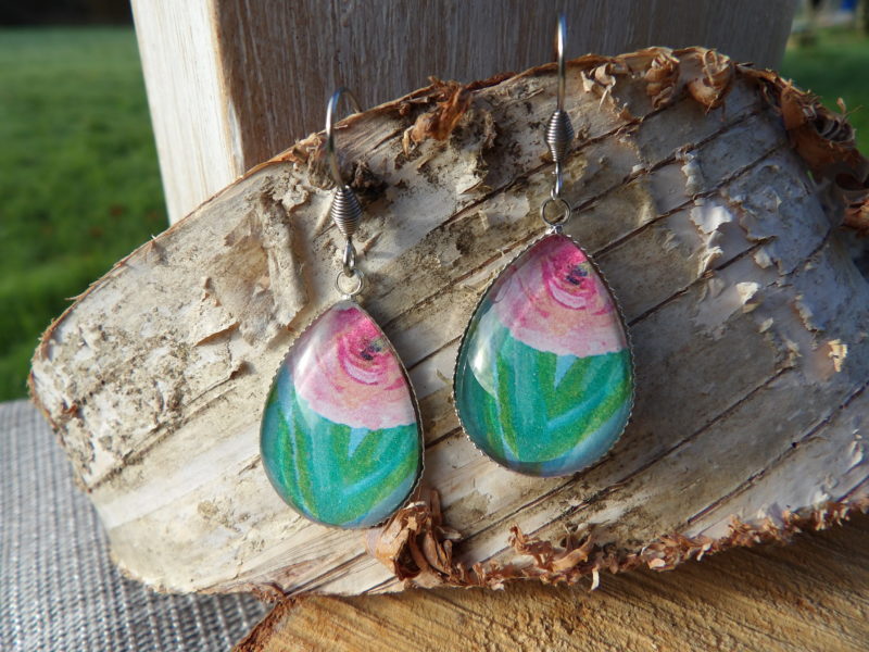 Boucles d'oreilles pendantes goutte 18x25mm - Métal argenté - Fleur rose fond bleu et vert