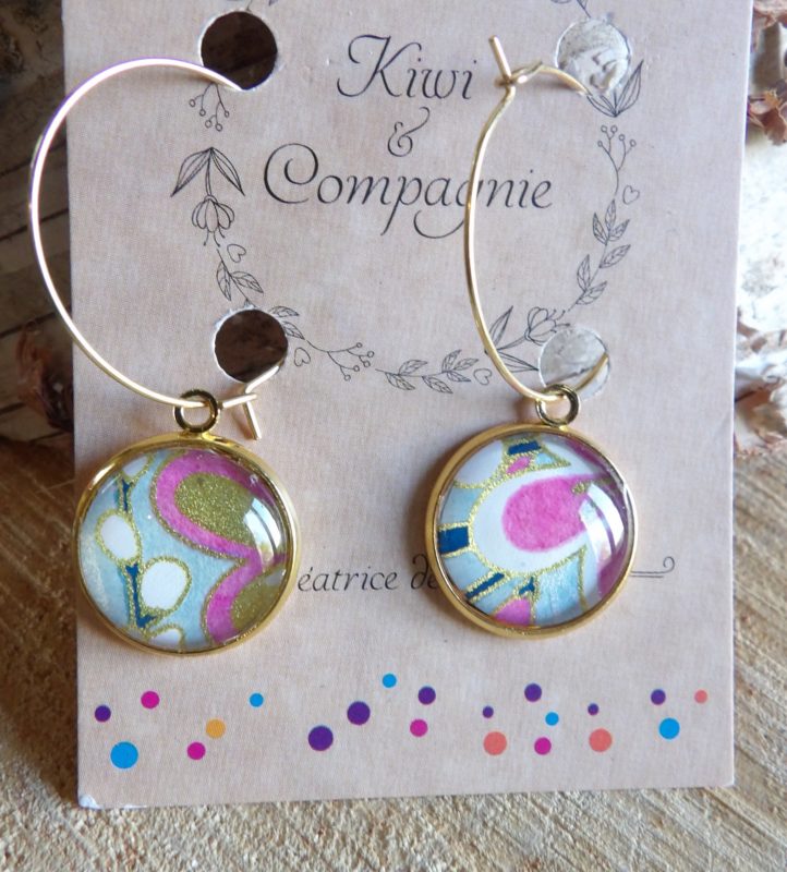 Boucles d'oreilles Créoles 25 mm - cabochons verre 16 mm - fleurs roses et dorées fond bleu - acier inoxydable doré