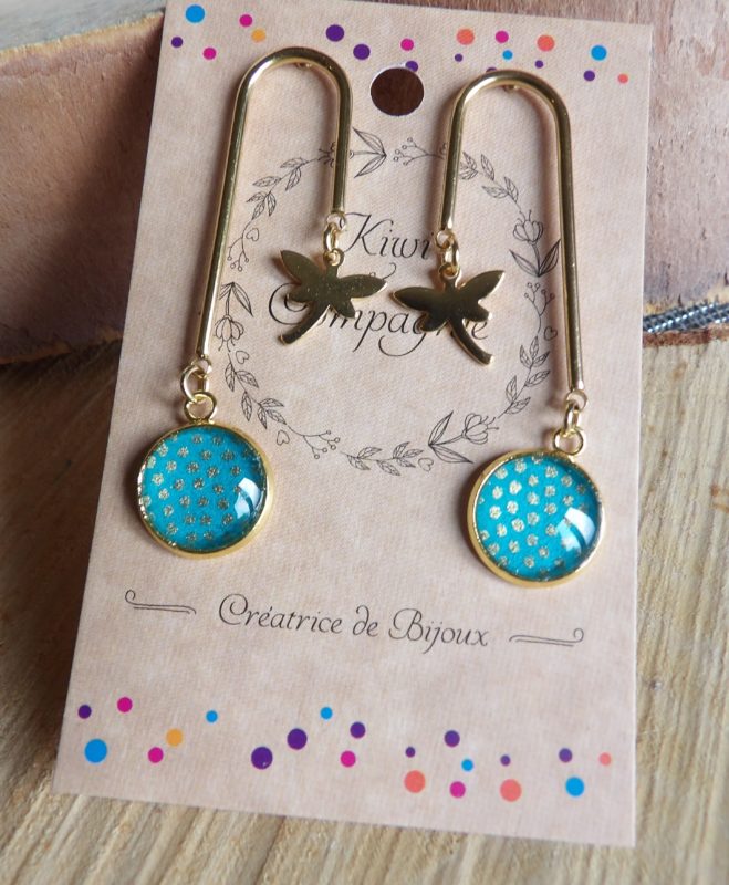 Boucle d'oreille en forme de U - acier inoxydable doré - cabochon + breloque libellule - vert et pois doré