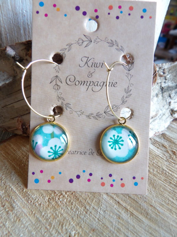 Boucles d'oreilles Créoles 25 mm - cabochons verre 16 mm - fleurs blanches fond vert - acier inoxydable doré