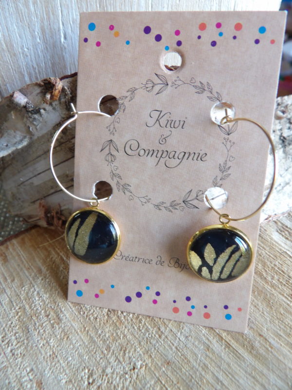 Boucles d'oreilles Créoles 25 mm - cabochons verre 16 mm - feuilles dorées fond noir - acier inoxydable doré