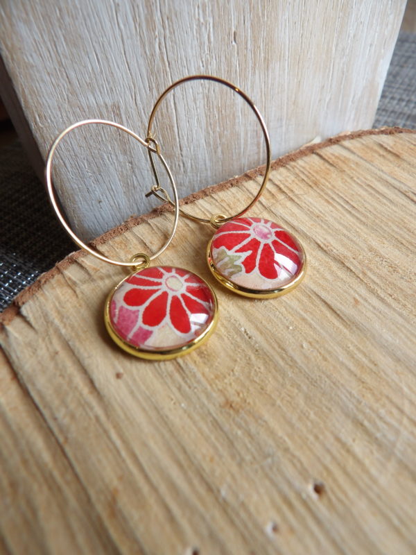 Boucles d'oreilles Créoles 25 mm - cabochons verre 16 mm - fleurs rouges fond corail - acier inoxydable doré